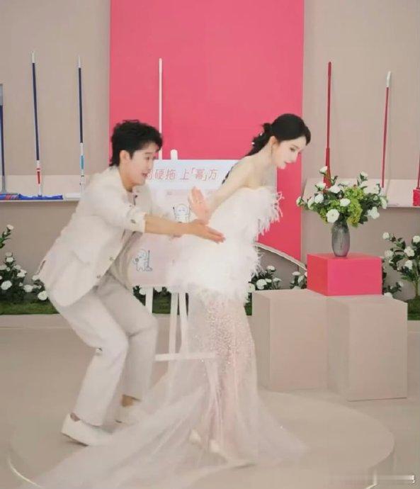 杨幂平地摔在娱乐圈，“完美” 似乎是很多明星的标配，但杨幂的三次 “摔”，却让我