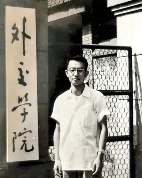 1956年，外交部的办公室里，几位领导正规劝一位21岁的青年，希望他能来外交部工