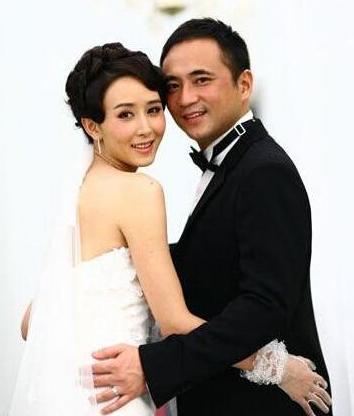 2008年，胡静兴冲冲地嫁给马来西亚身价50亿的富豪朱兆祥，但结婚当晚，胡静却发