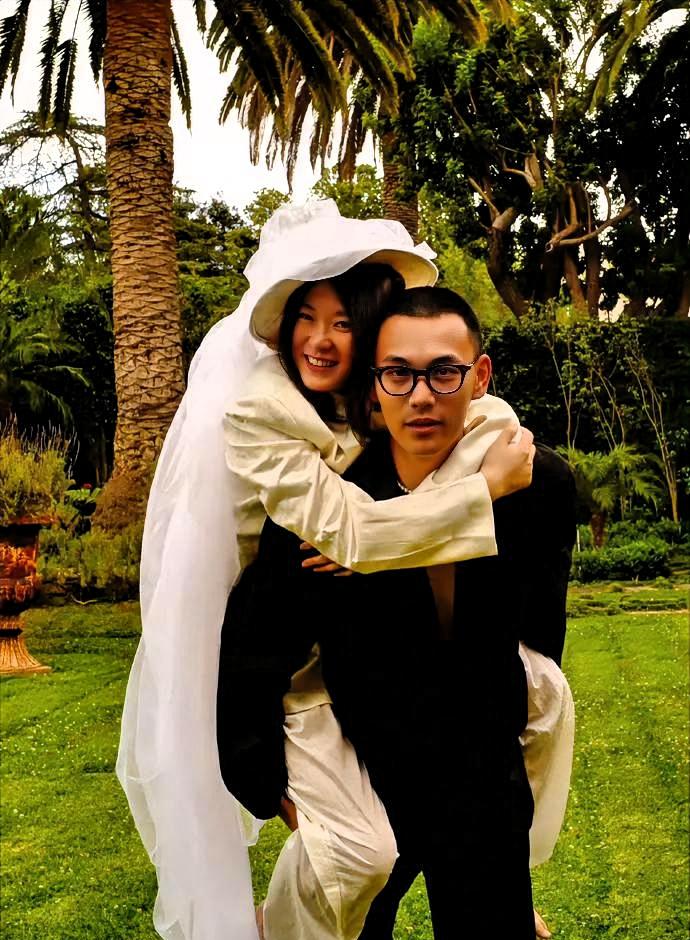 黄璐把婚纱照甩上热搜那天，距离她上次离婚，已经过去五年。

照片里她靠着新丈夫，