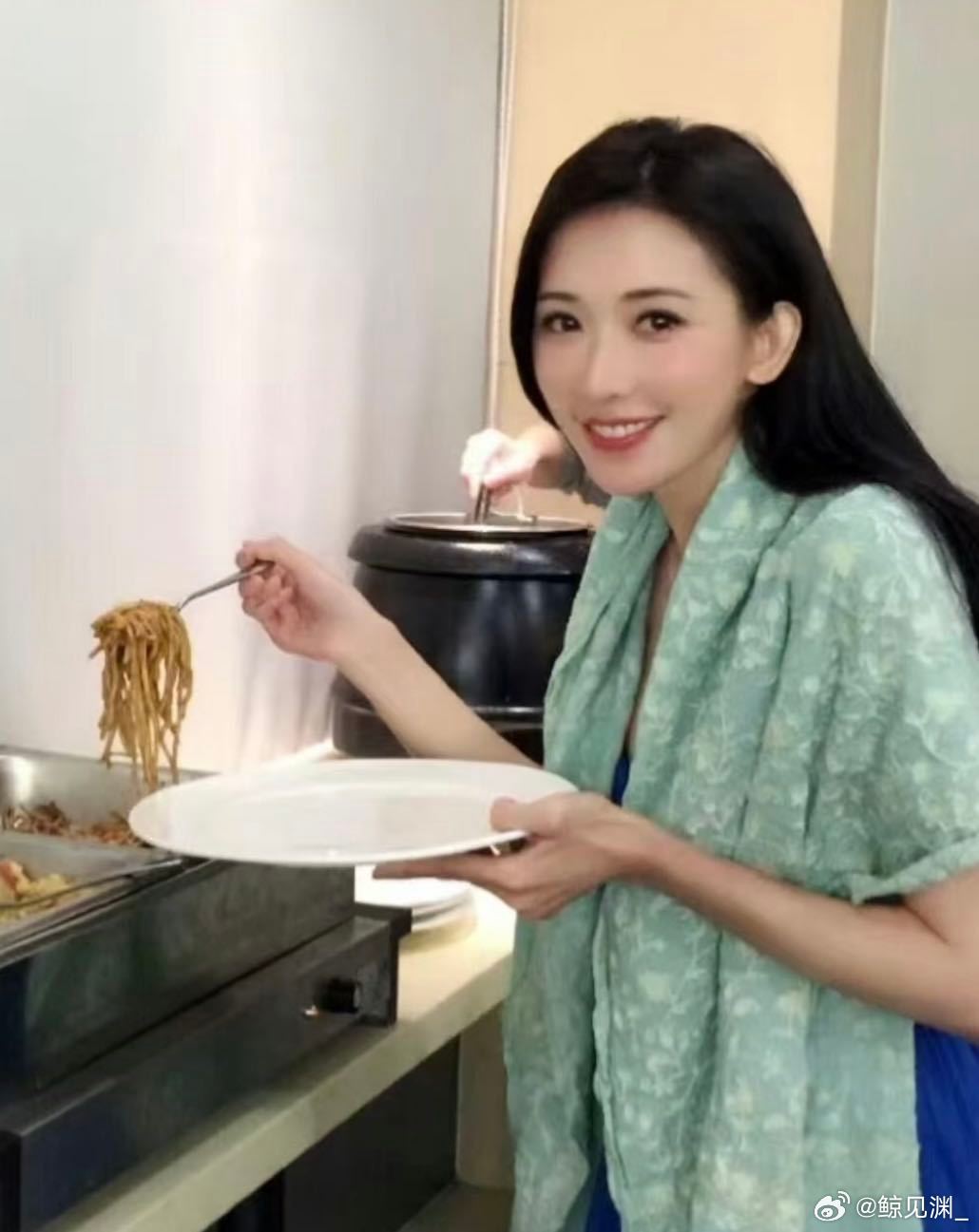 林志玲温柔如水，能滋润心灵，给予力量。她以优雅的姿态，传递着温暖与希望，教会我们