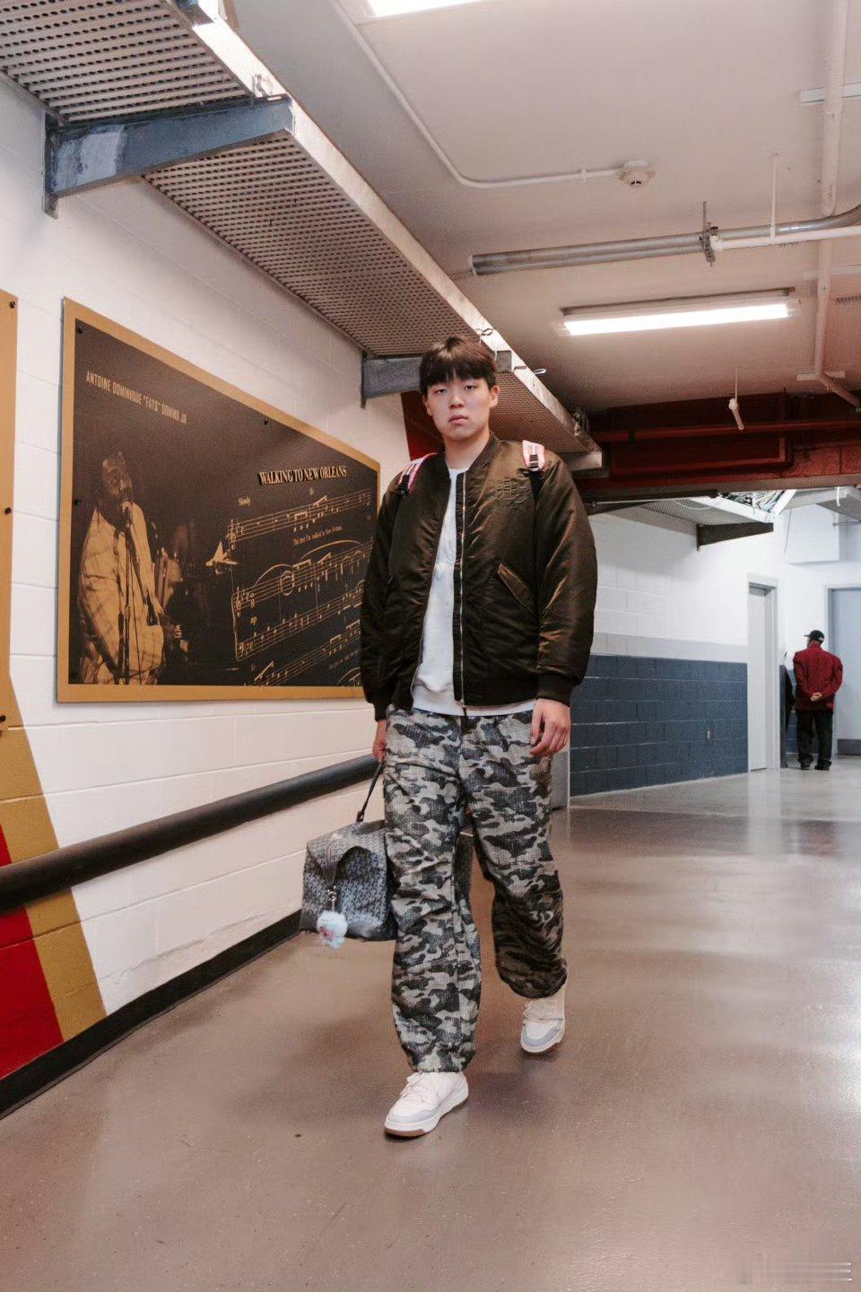 这才打了24场比赛。开拓者4个中锋，能上场的就只剩一个里斯了。不过考虑到是开拓者