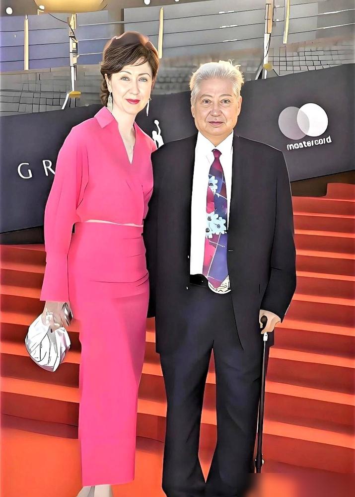 76岁洪金宝的肚子，被灌进三次别人的“东西”。他儿子洪天明抖出内幕，不是生病，是