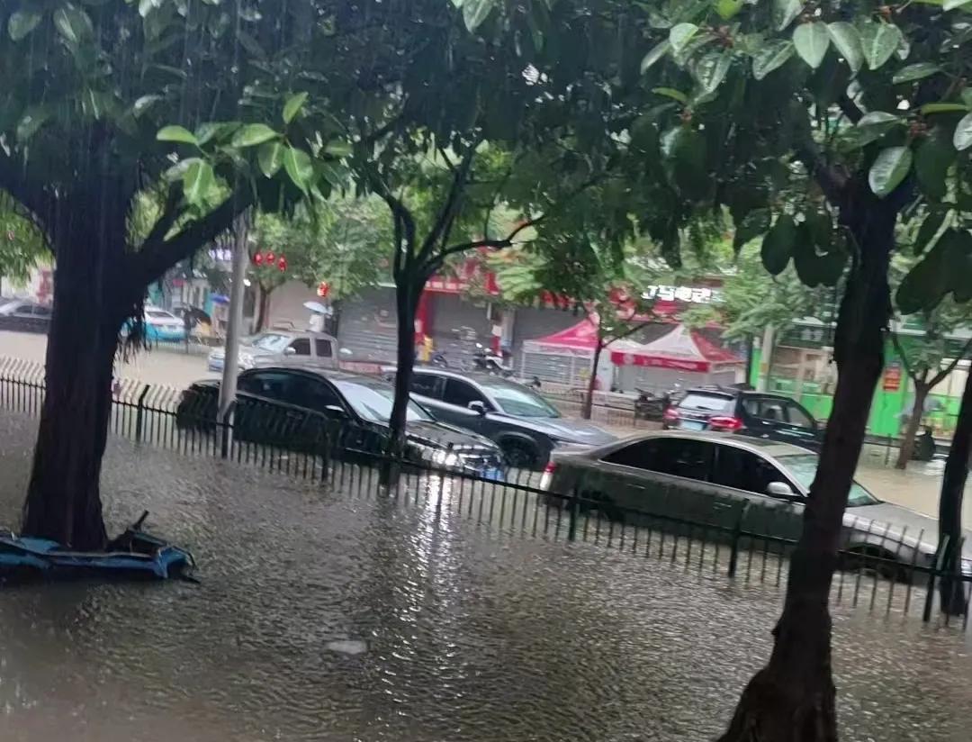 台风暴雨:福州仓山城门、盖山等低洼地淹了