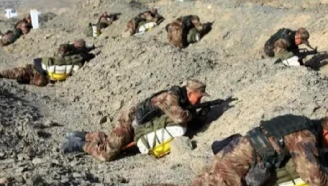 一位上过战场的老兵说，遇到爆炸时，千万不能让整个身体趴在地面上。但凡卧倒的没有一