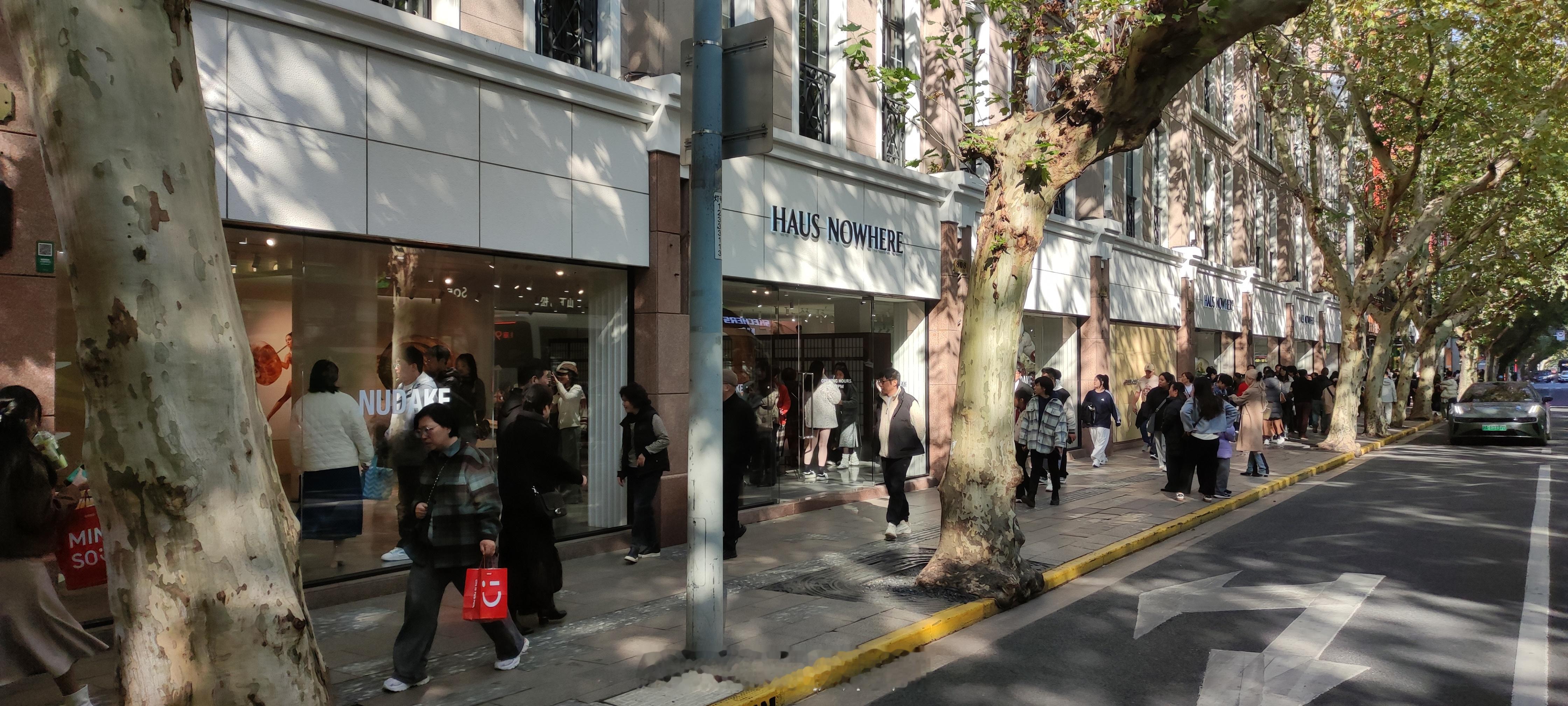 不懂就问，这家店是干什么的？没上楼，但在寸土寸金的淮海路把一楼这么大面积只放了几