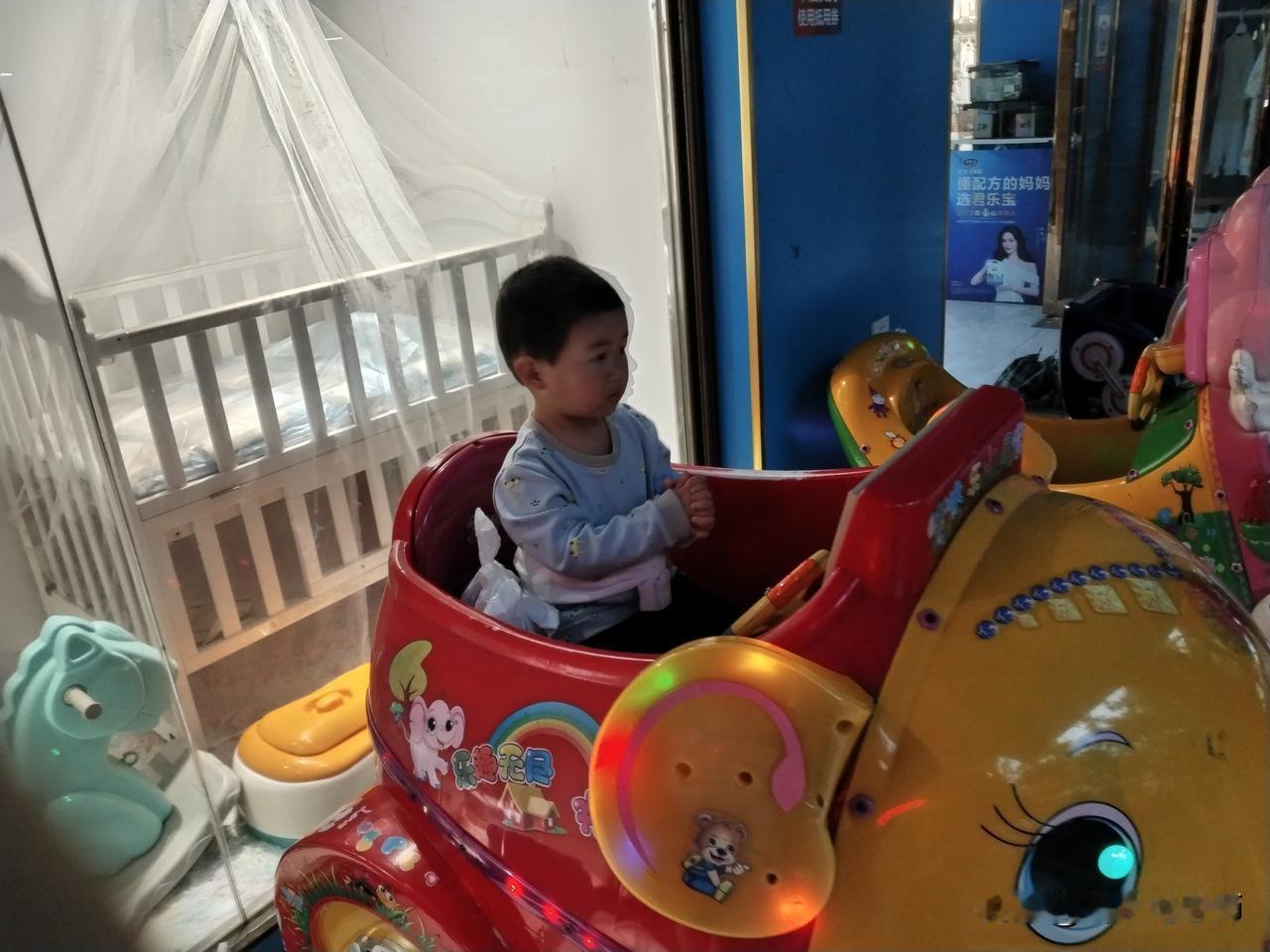 今天亲家母家里插秧了，我带孙女。
她看爸妈上班去了，拼命地哭。
我说带她去坐摇摇