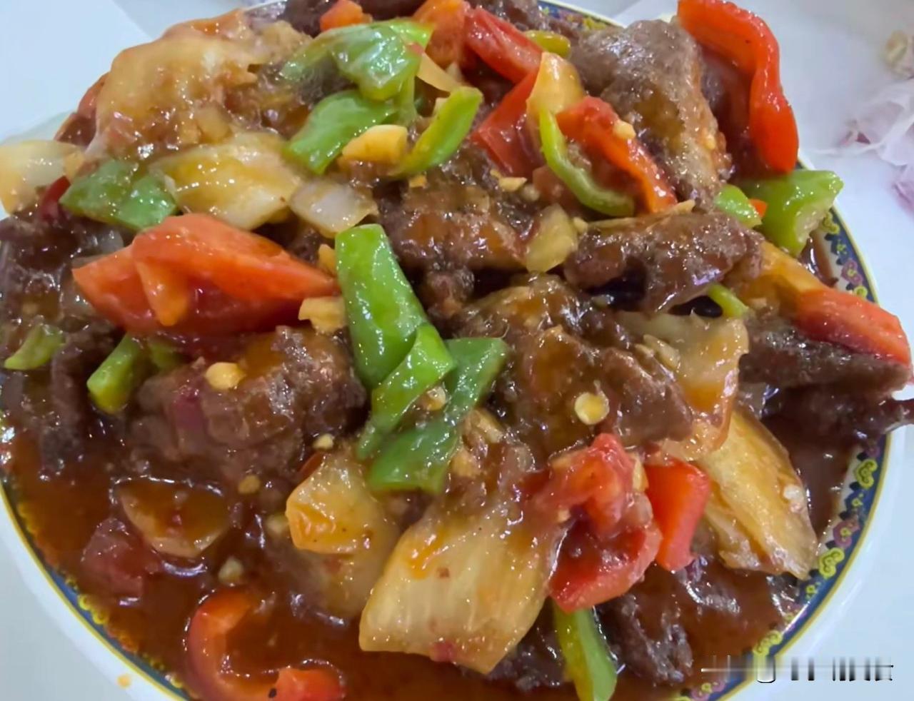 乌鲁木齐的拌面现在是真的卷到没边了！一条街上能开七八家拌面馆，你家过油肉卖35，