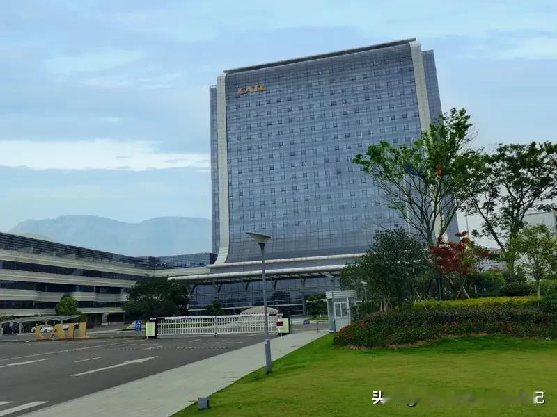 下周一，对于宁德时代龙头地位是一个考验，第三大股东黄世霖减持1％股份，比例虽然不