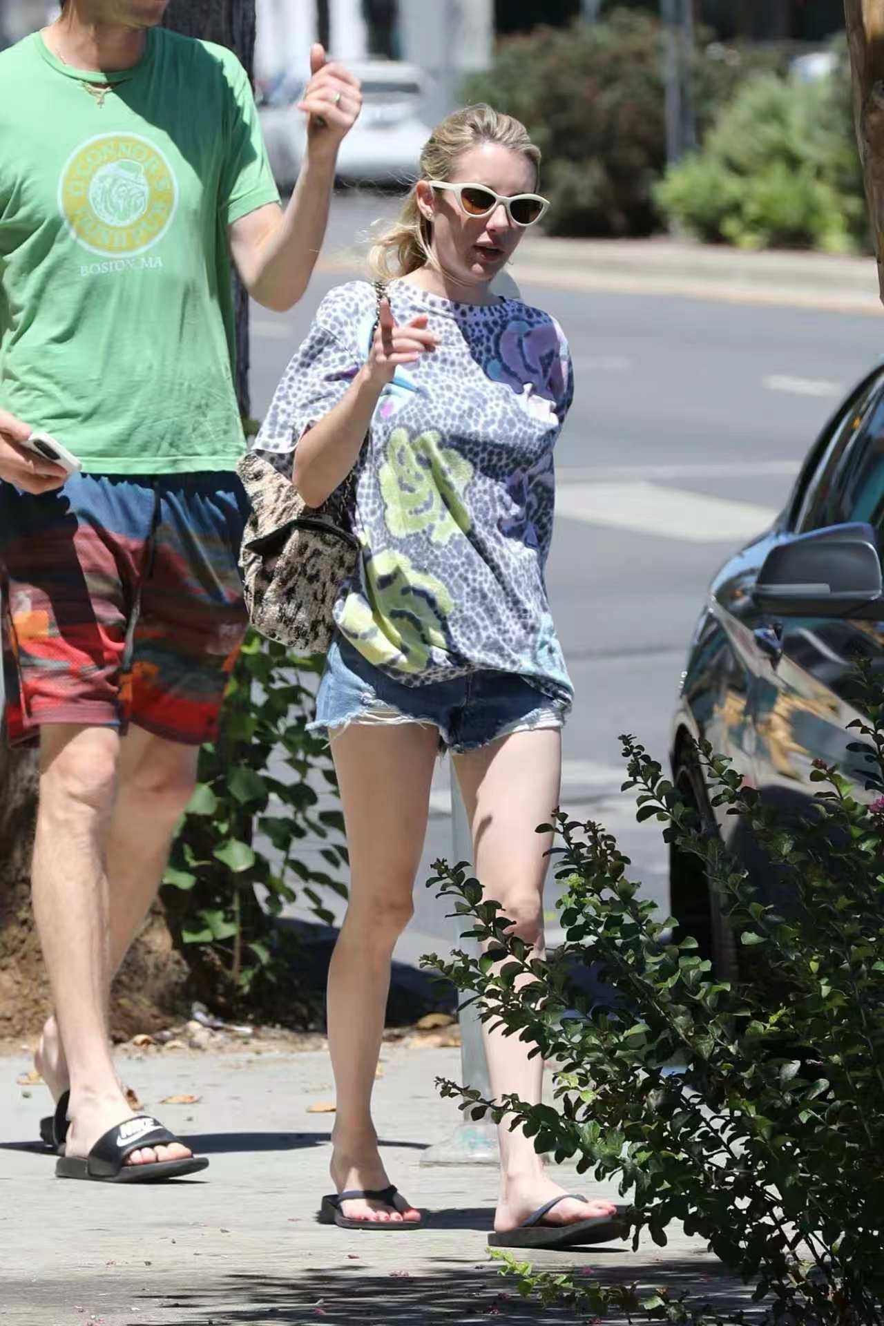 Emma Roberts和丈夫Cody John 16日洛杉矶外出 