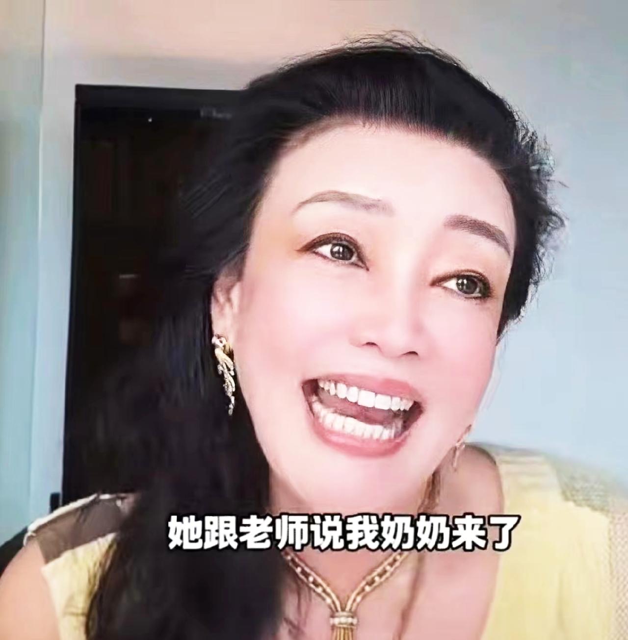 兰姐活成了无数中年女人的憋屈缩影，兰姐嫁给小菲父亲后，在她生完孩子后孩子很小，丈