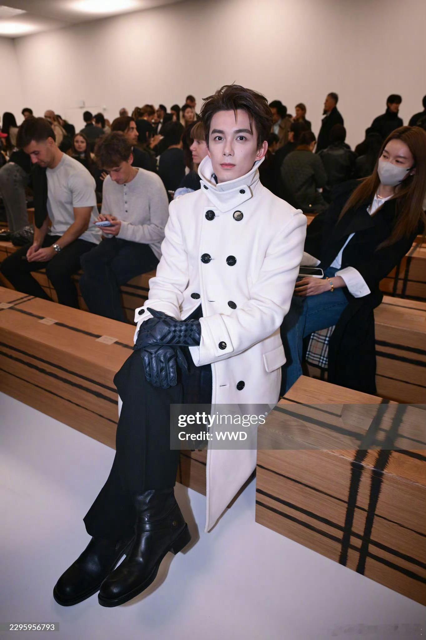 差点问吴磊要联系方式了吴磊英伦白马王子 吴磊活动造型上新，英伦风穿搭适配他的气质