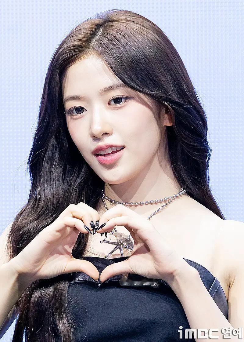 今天IVE回归发布会新闻图安宥真 张元英 金秋天 直井怜 Liz 李瑞谁的状态好