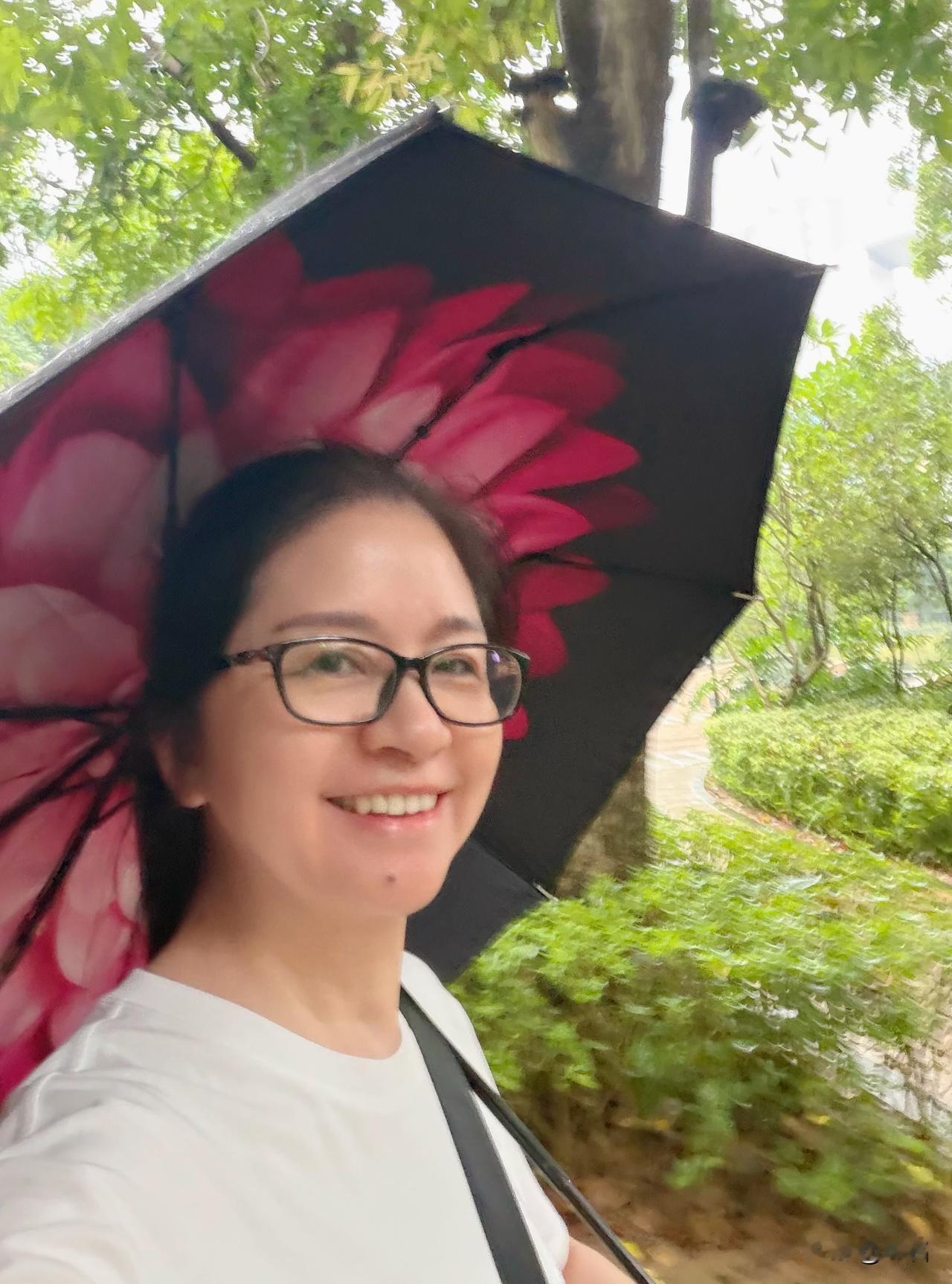 早晨，
雨不大。
但我没打算让天气替我按下暂停键。

撑着伞，
像往常一样沿湖慢