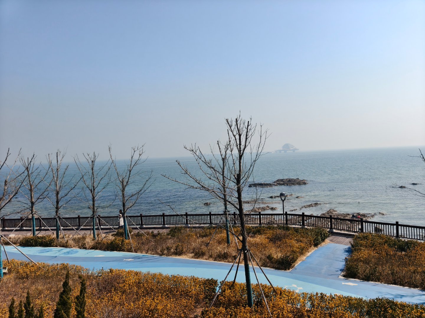 天气不错，有太阳，薄雾 烟台·烟台渔人码头