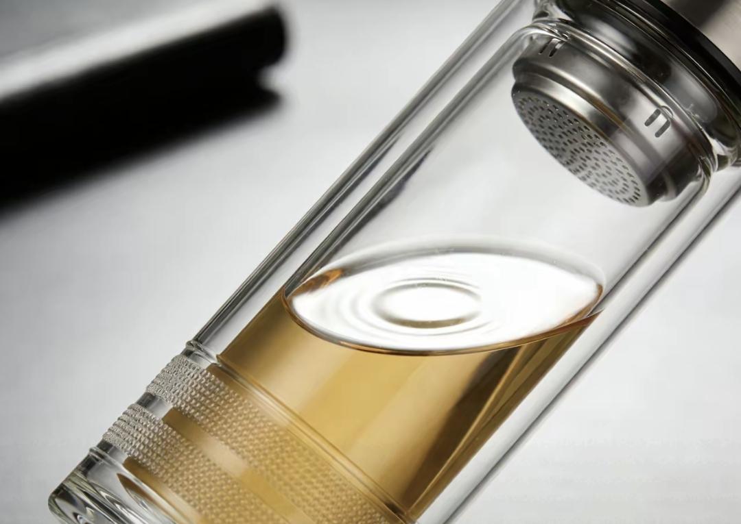 保温杯滤网到底该放茶上面还是下面，网上吵翻天，可没人说清为啥两种都行。
我试了半