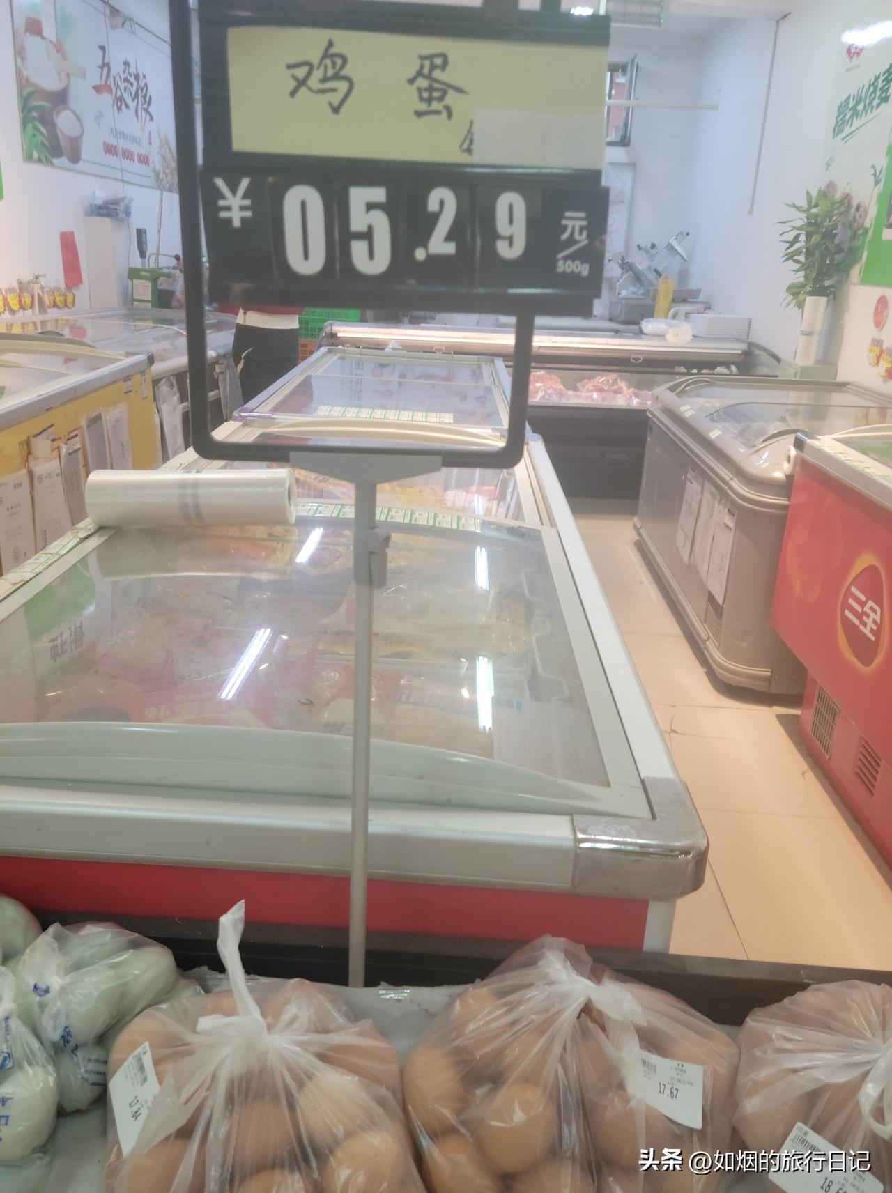 最近网上说鸡蛋很贵，昨晚我去了老家一家超市，普通鸡蛋5.29一斤。而早市本地笨鸡