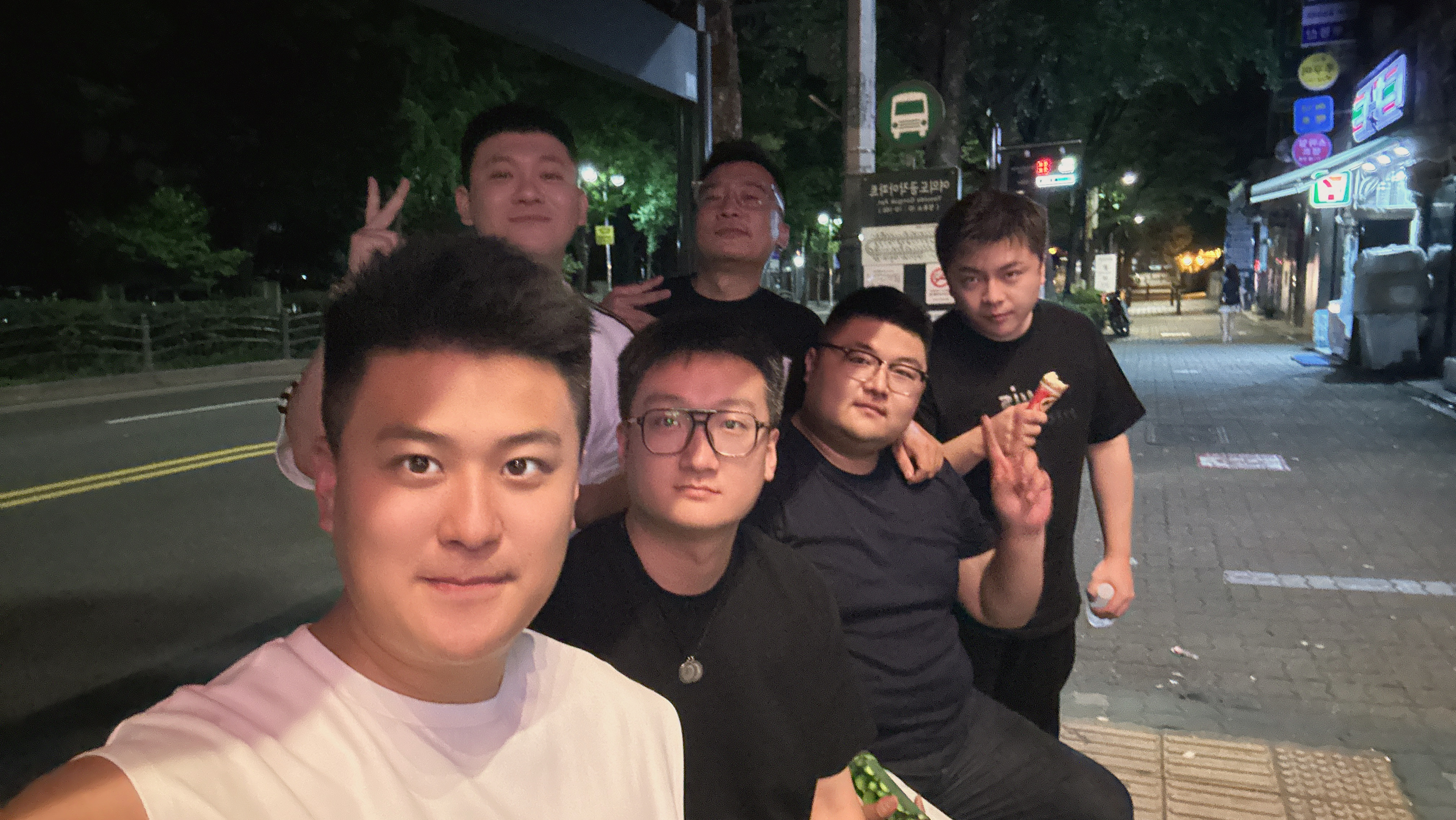 说是几百万韩币的和牛没吃饱一堆人跟猪一样跑到711又买了十几万韩币的泡面  ​​