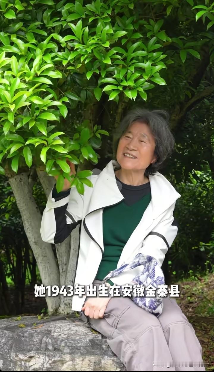 李亚鹏和83岁的老母亲回安徽金寨去做徽茶的溯源了，时隔80年，母亲再次踏上这片她