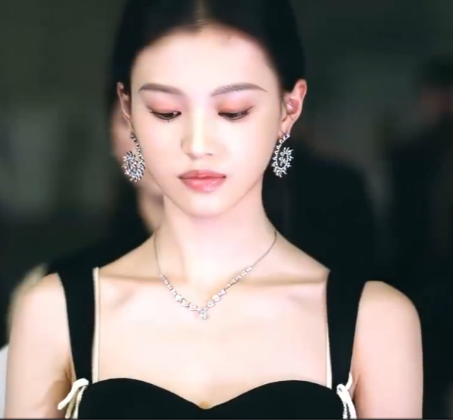 沈羽洁硬美 00后小花里沈羽洁的可塑性太强了，二重赋格里演腹黑boss秦月白，一