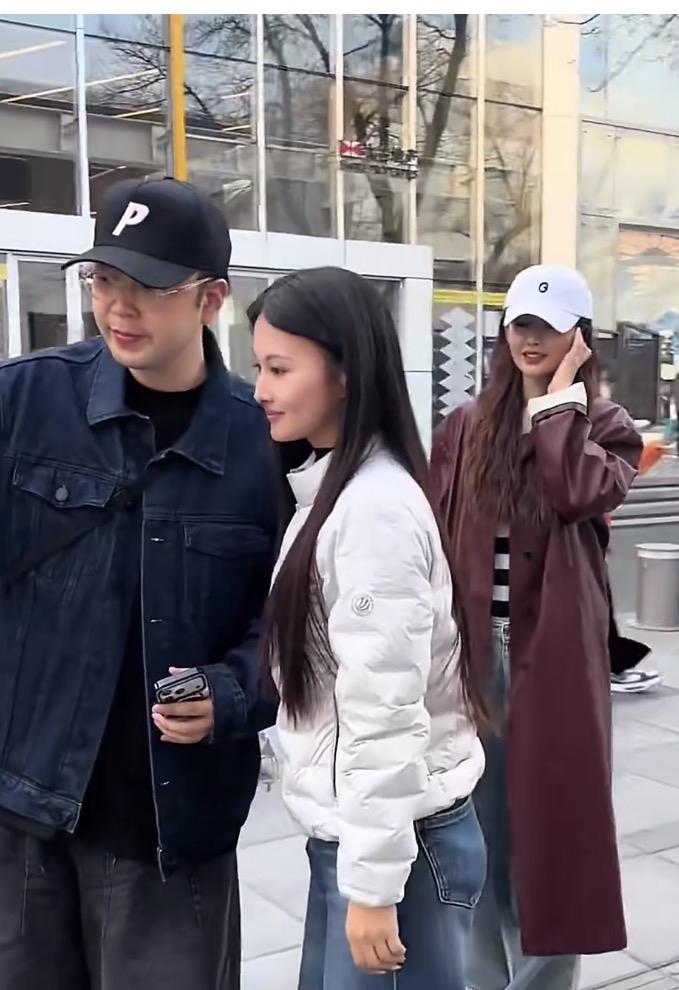 杜海涛：哎，美女，来合个影呗？

网友：不不不，我不拍，谢谢谢谢，真的不用了！