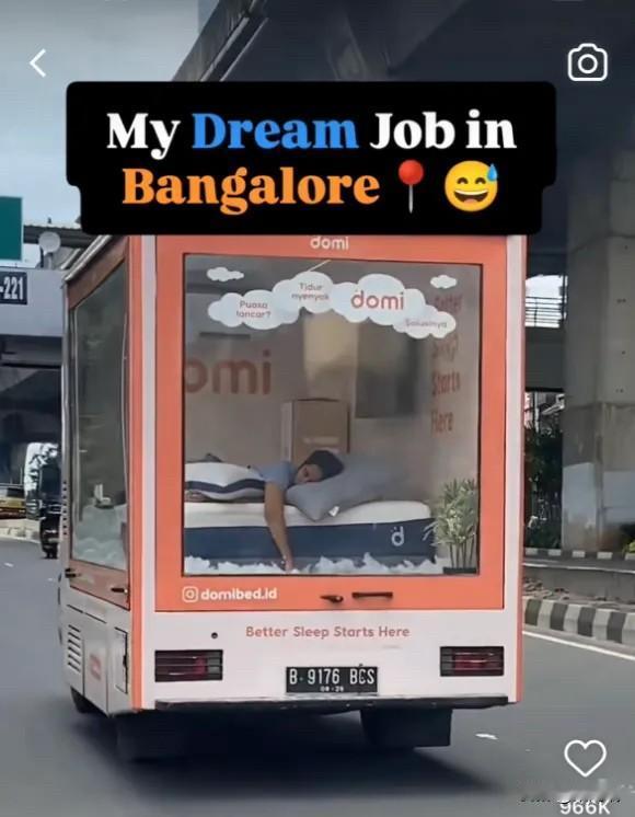 这辆巴士是一个创意广告活动，由印度尼西亚床垫公司 Domi Bed 发起。广告牌