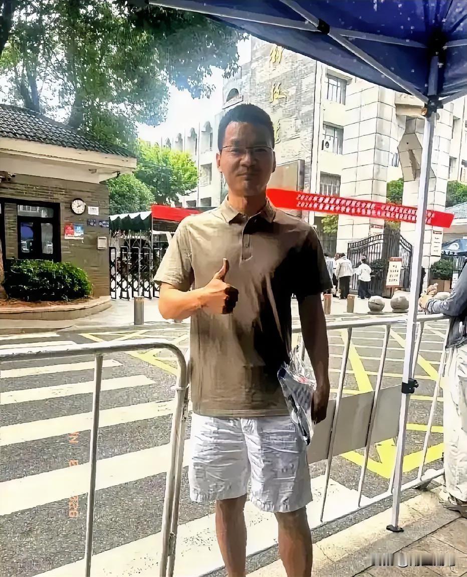 武汉一位高中数学老师，连续四年亲自报名参加高考，今年考完自己估了138分，最逗的