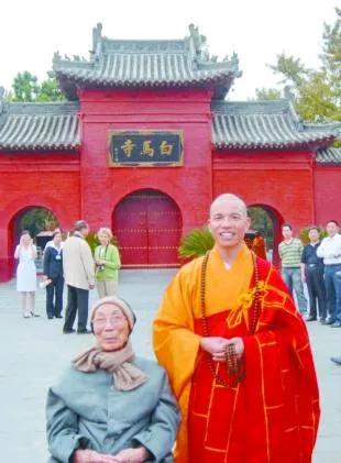 那时年迈的邵逸夫和印乐法师的合影，原来名人和普通人一样，在自认为清净佛门之地都是