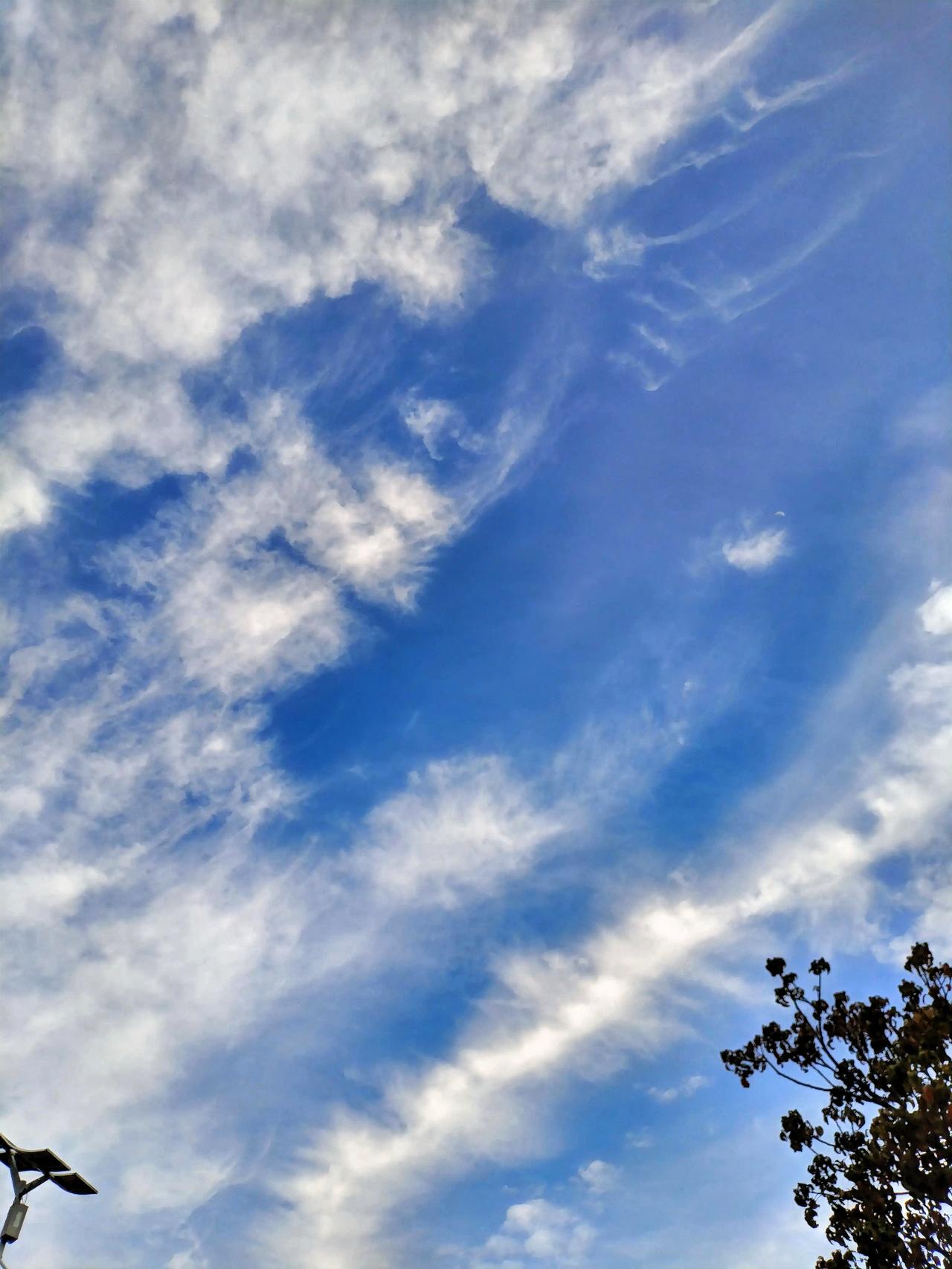 蓝天白云，阳光明媚，心情舒畅！站在这澄澈的天空下，仿佛所有的烦恼都被这纯净的蓝与