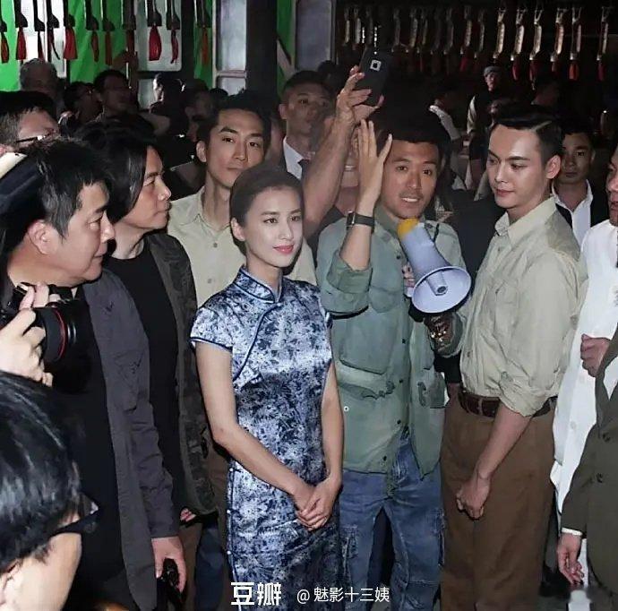 妈耶……这张图上的黄圣依和杨子看起来根本是八竿子打不着的关系[衰] 