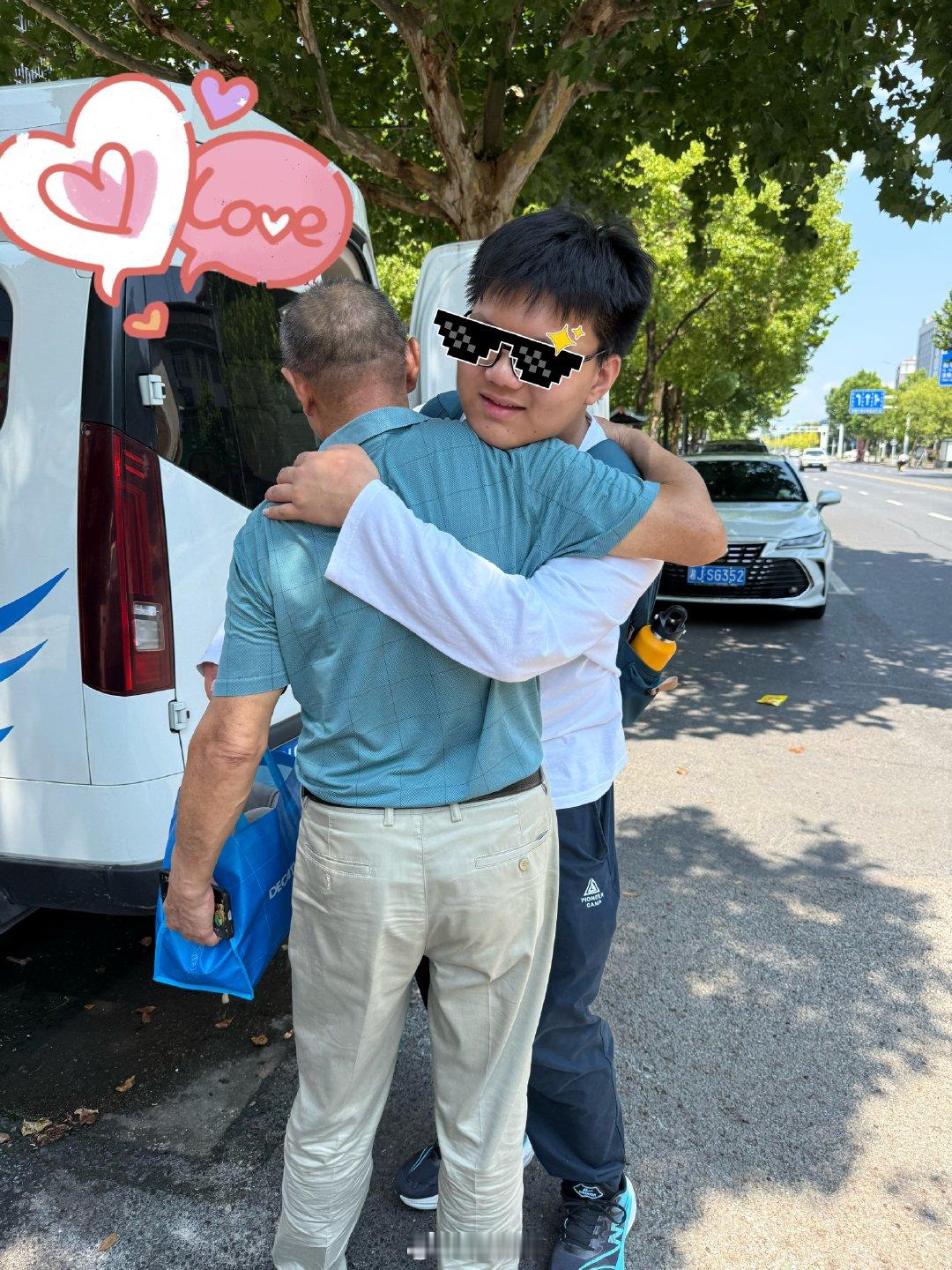 今天整个上午都在跟我爸聊天。虽然平时也能视频电话，但面对面坐在一起聊天，感觉不一