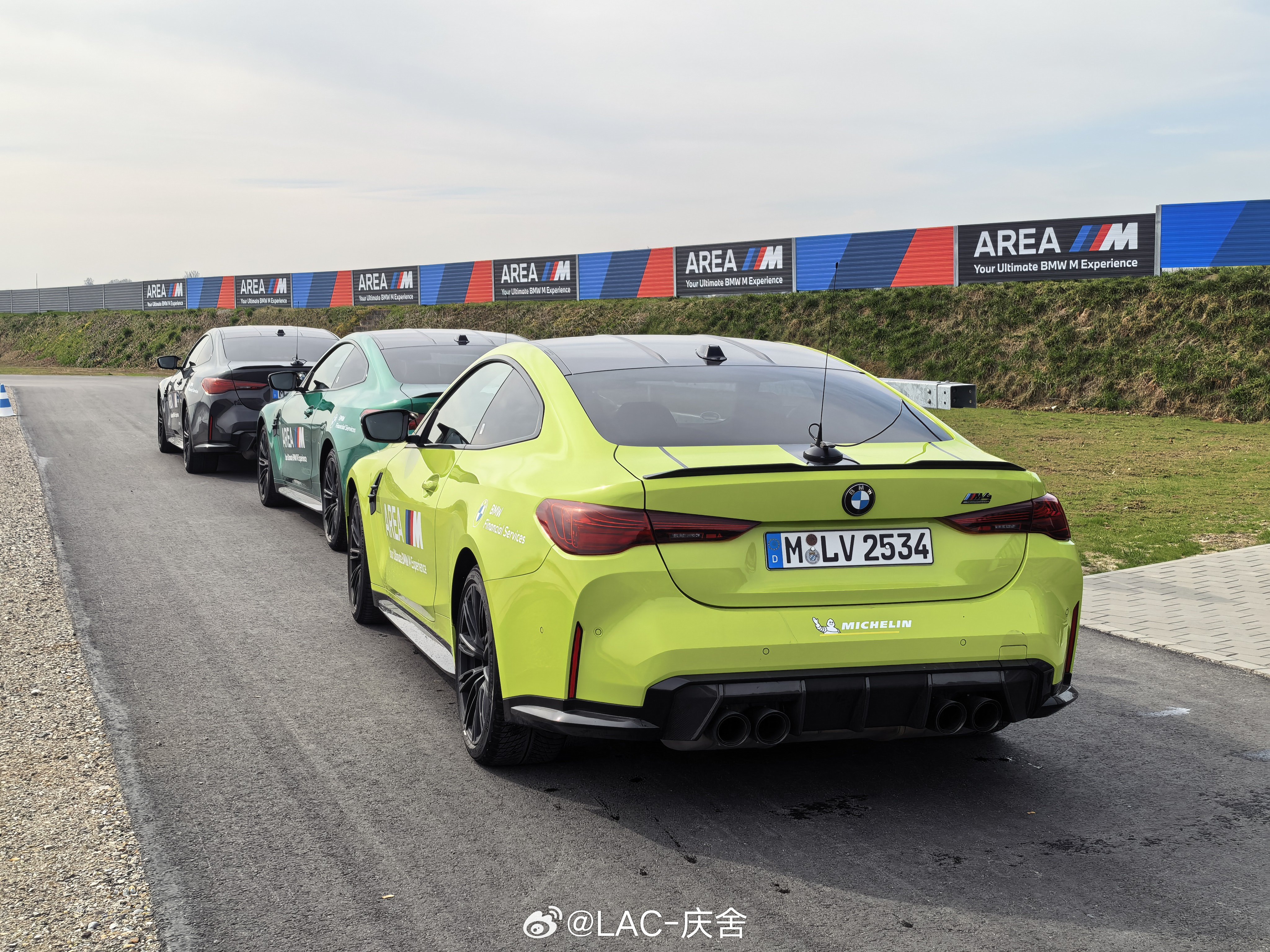 今天参加宝马的场地试驾这个地方刚投入使用，第1次接待中国媒体。我上去就挑了一台警