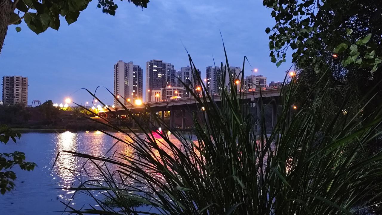 晒图笔记大赛沱江河畔的夕阳晚霞，别有一番滋味！河边上微风习习，树叶随之摇曳。不远