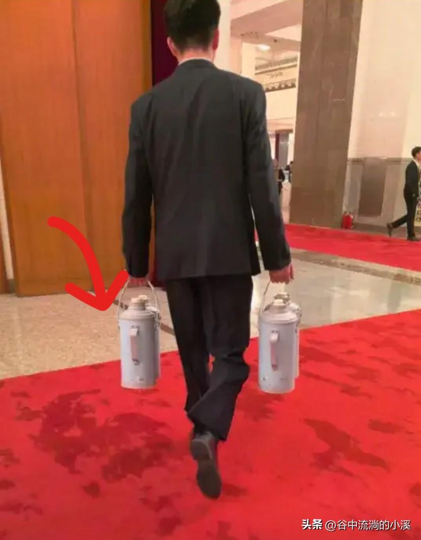 两会刚落幕，
老式热水瓶直接火出圈了！
这印着大红牡丹的老东西，
谁家还没藏着一