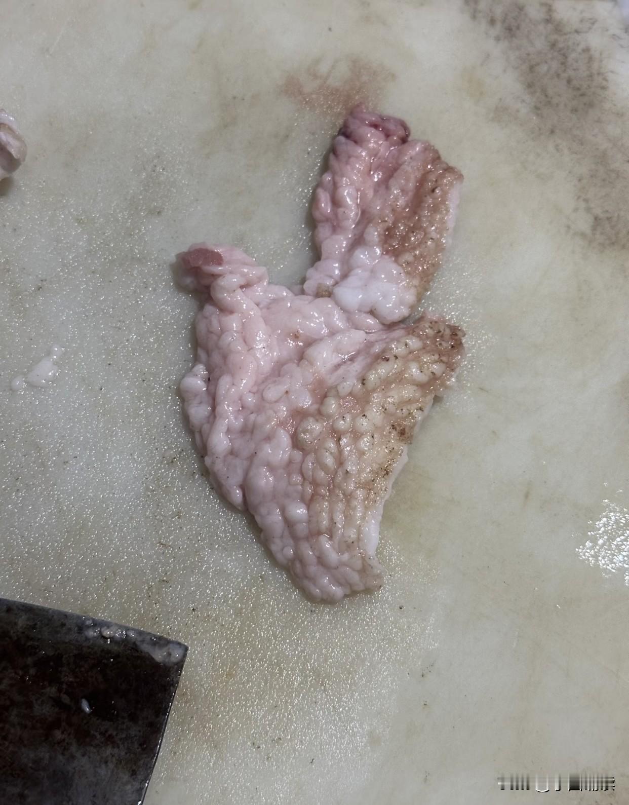 家里老人图便宜买来的，看着也不像是淋巴肉，但感觉太恶心了不敢吃！有人知道这是猪身