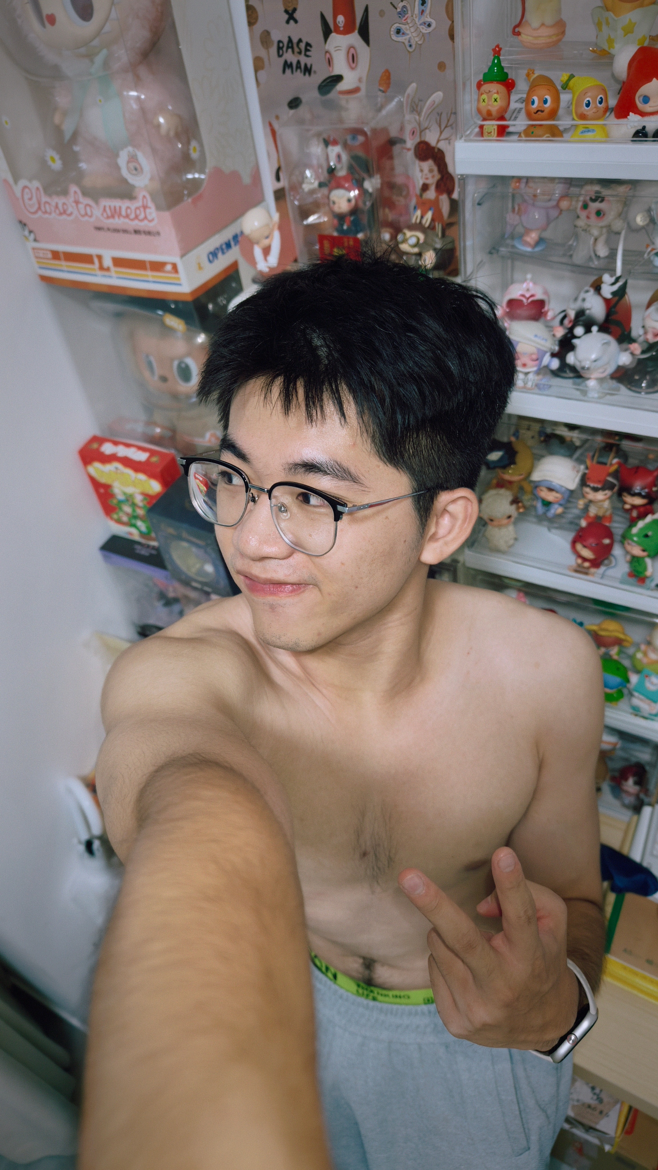 今天三石一大早去深圳出差七点我起来上厕所他准备出门的时候就算我在马桶上坐着 还没
