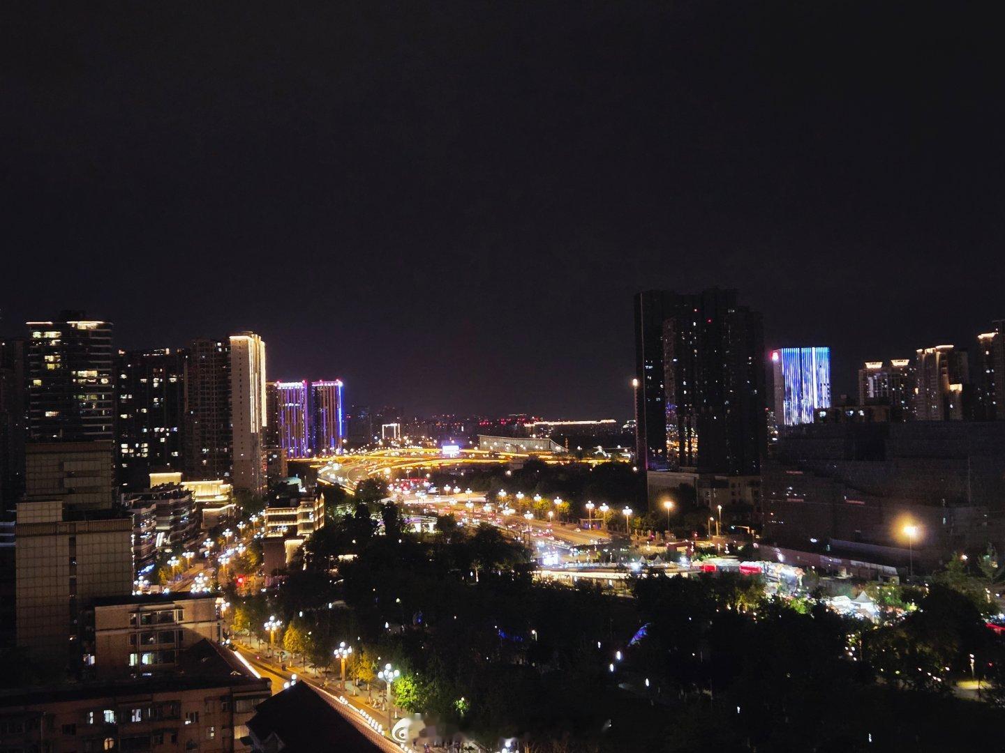 五一节快乐随手拍成都成都街拍我被成都的夜晚迷住了手机摄影爱好者节日的蓉城夜晚。 