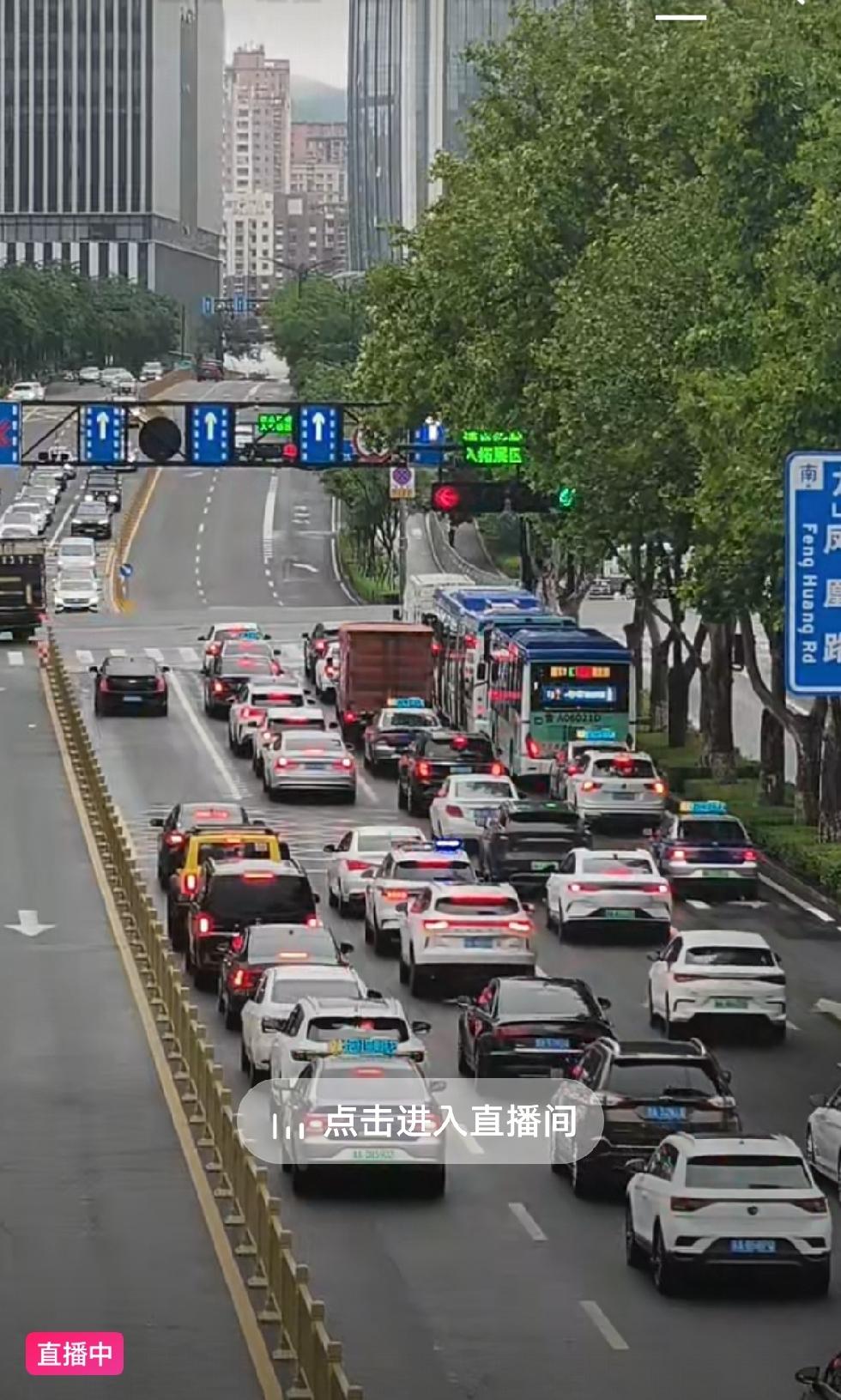 想不通，这种直播，是怎么做到的？看着很像是监控的角度，但监控是不可能随便被人调用