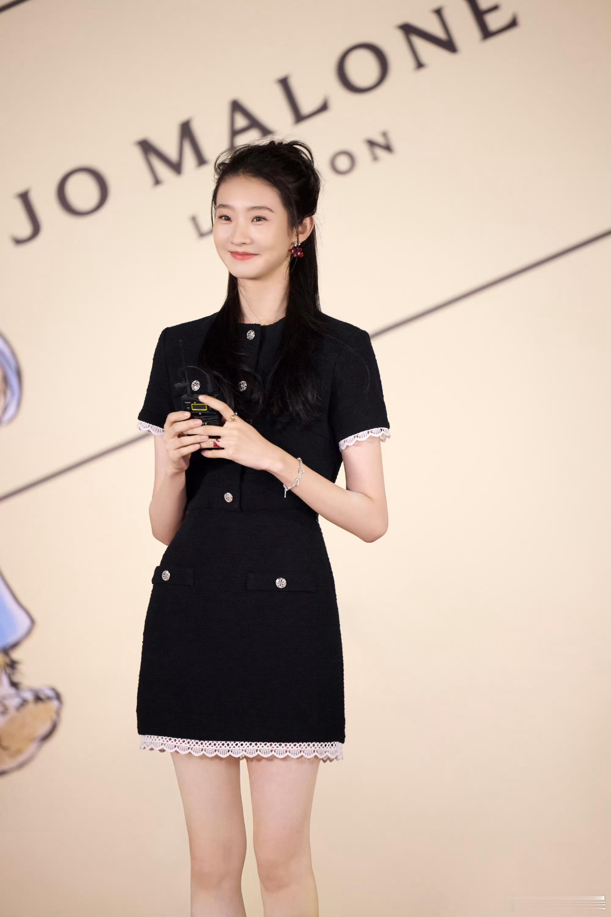 #张艺凡蕾丝边小黑裙# ​漂亮妹妹，很难不吃张艺凡这样干净的颜，真的有点子爱了 
