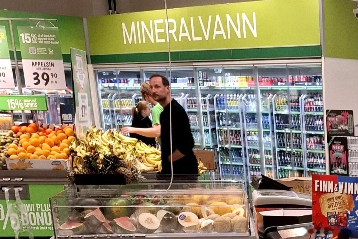 挪威王室 🇳🇴9月26日，哈康国王被拍到在超市独自采购。世界各国王室 ​​​