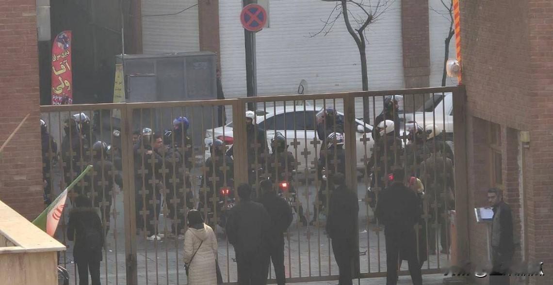 伊朗，安全部队包围了锡纳医院，正所以这么做，因为那些反派分子以医院作为据点，四处