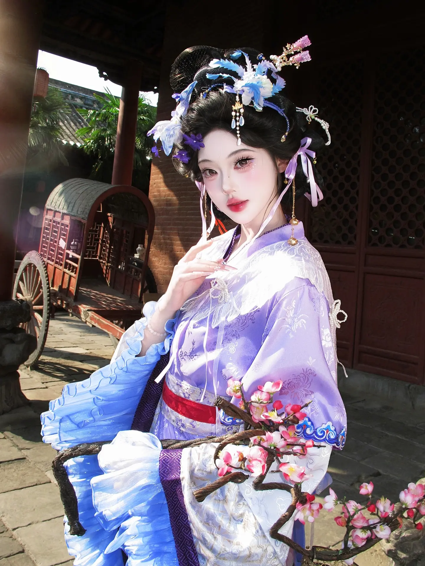 繁花作鬓，紫衣为裳。