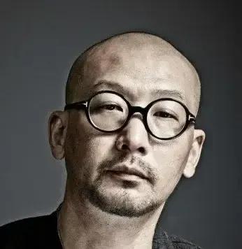 管虎，这一次又赌对了。

《东极岛》的票房在国内失利，可以说是对整个主创团队的严