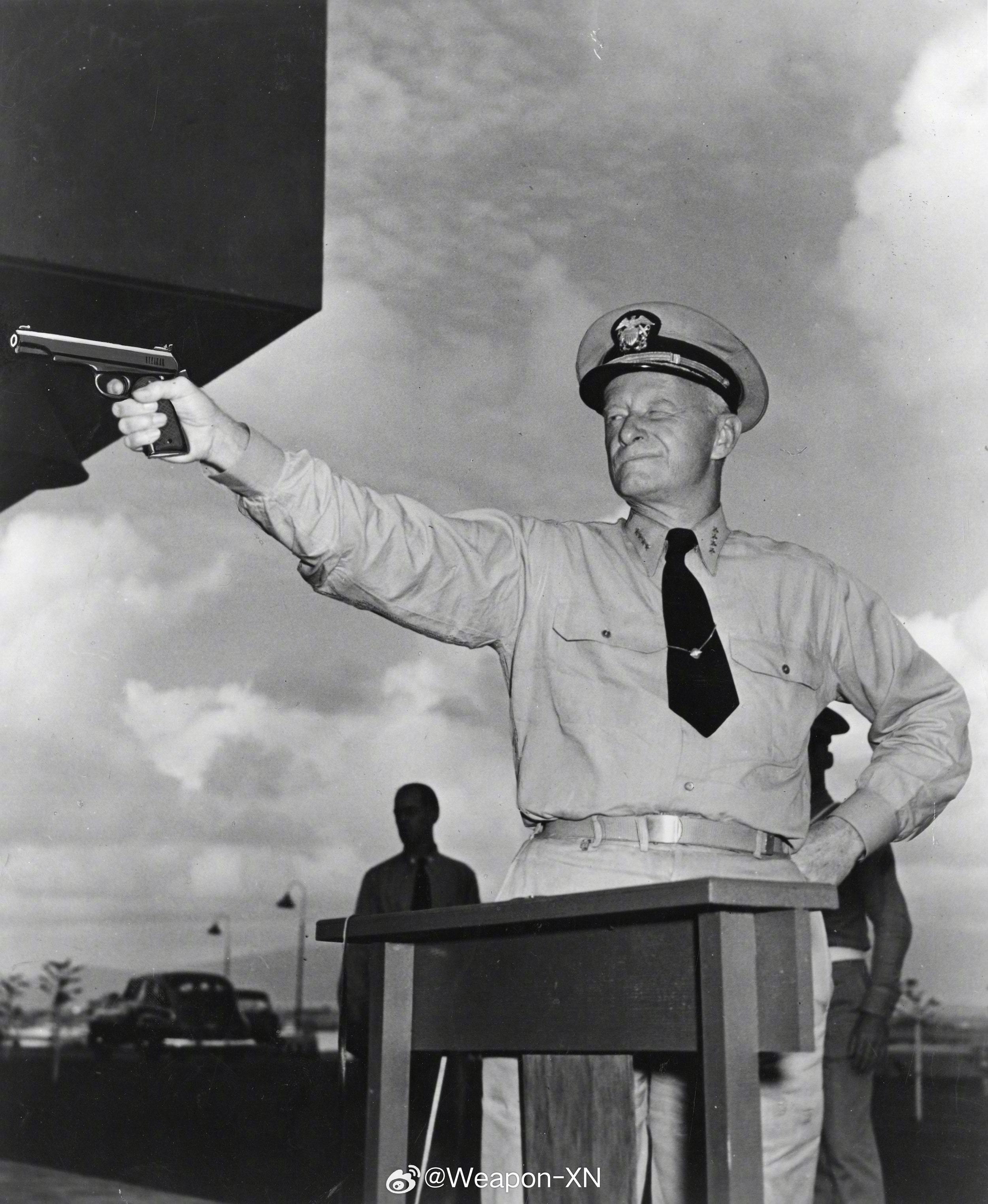 #照片中的历史[超话]# 1945 年日本投降后，美国海军上将切斯特·尼米兹计划