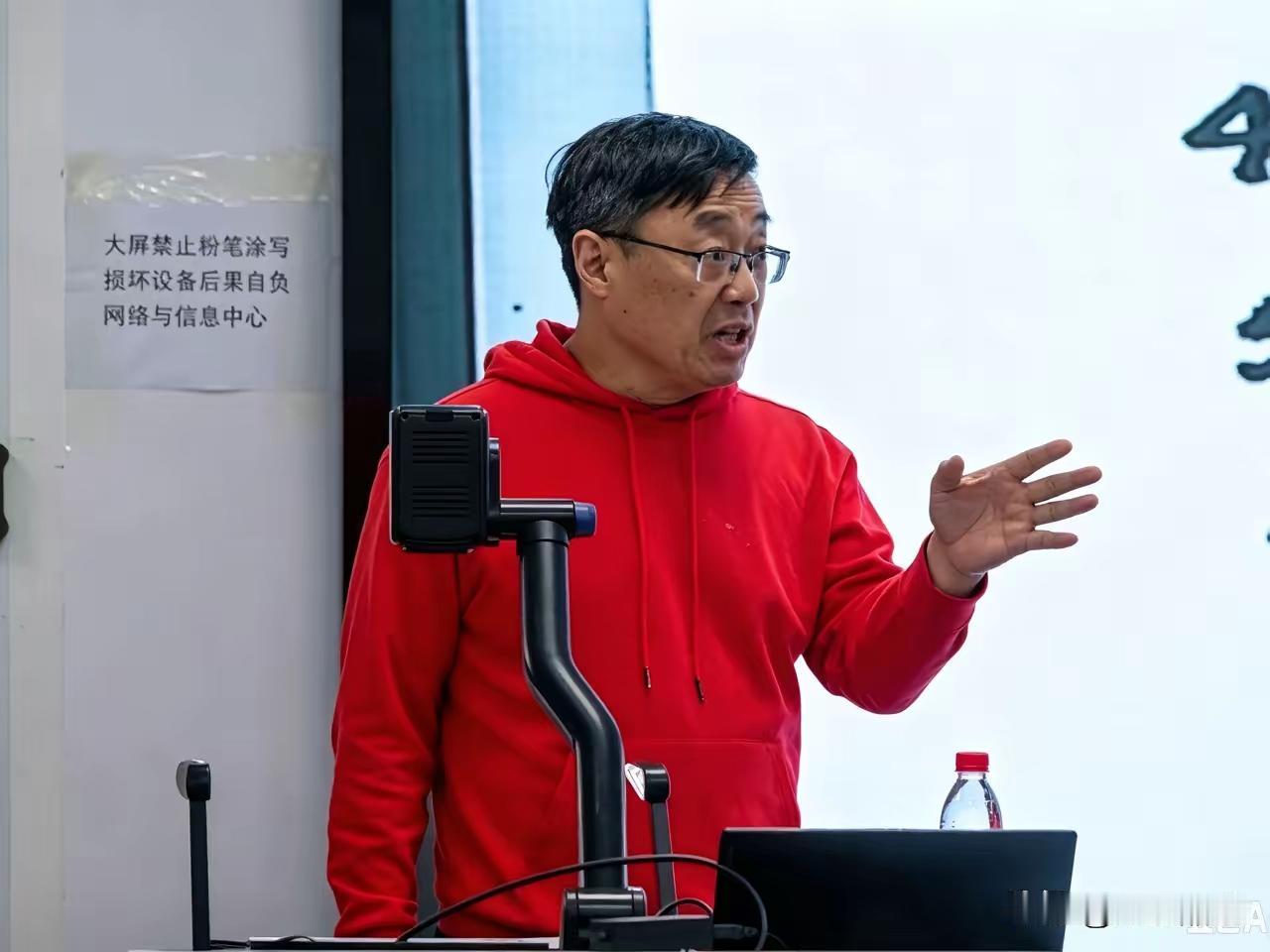 果然不出所料，在汤家凤呼吁取消英语核心地位后，一些人开始给汤家凤扣帽子了！
​刷