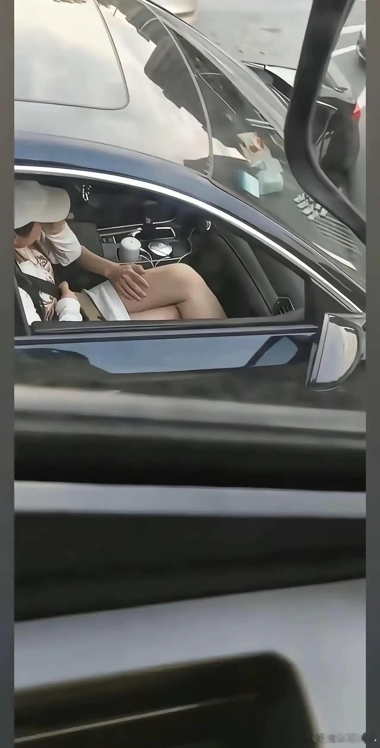有钱人终成眷属，没钱人亲眼目睹 