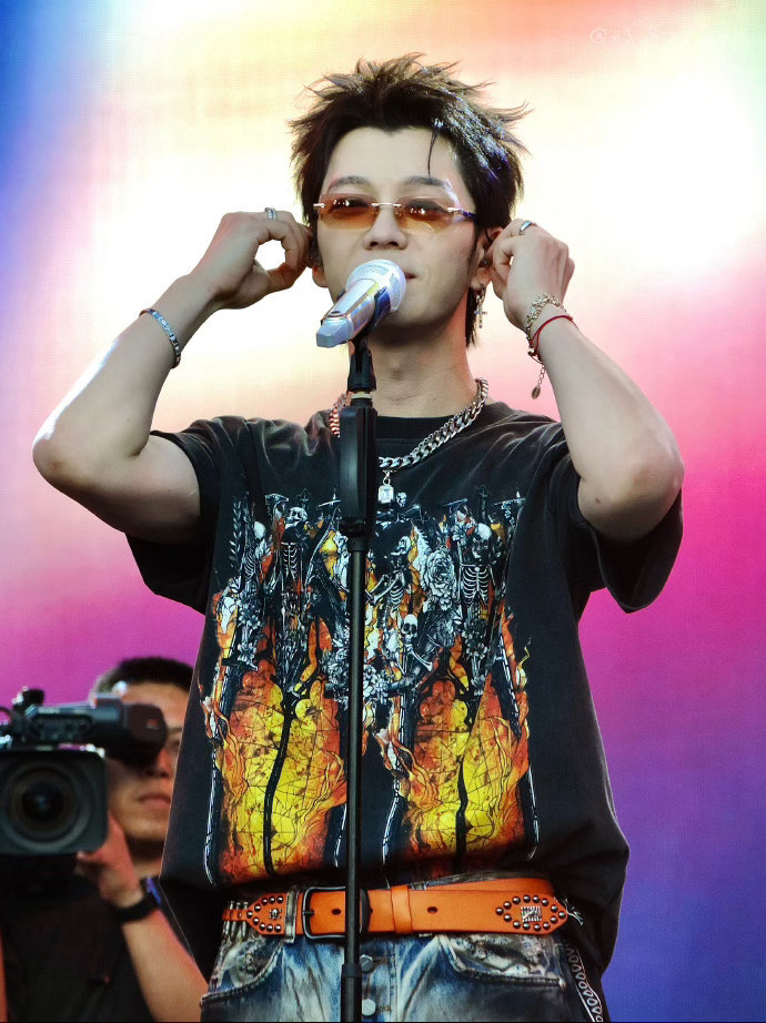 王栎鑫演唱会官宣嘉宾谭松韵王栎鑫请来了谭松韵梦幻同框照来了！王栎鑫和谭松韵再度同