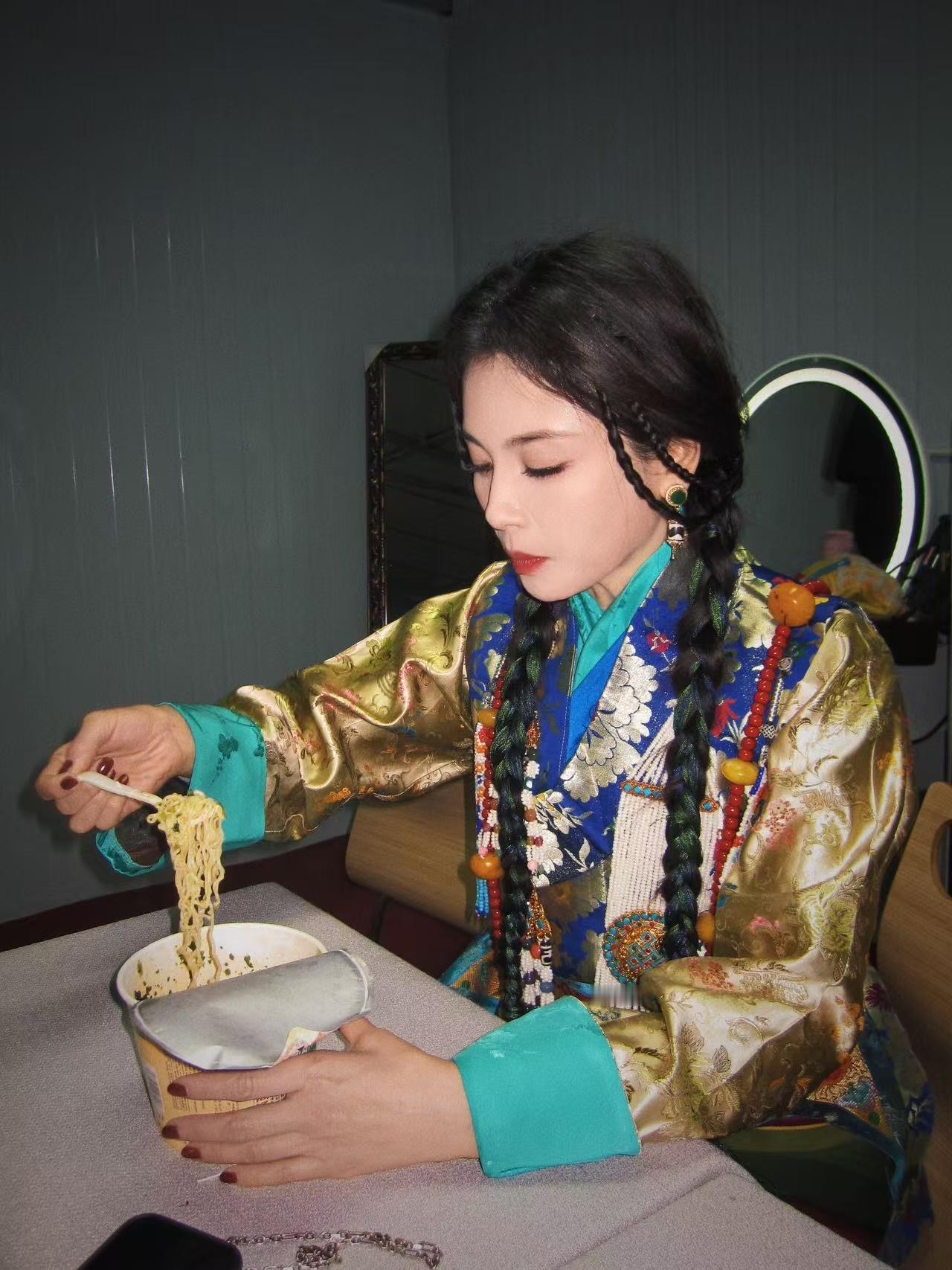 刘涛分享春晚后台ccd   涛姐辛苦啦！好精致的服饰！姐姐加油！    