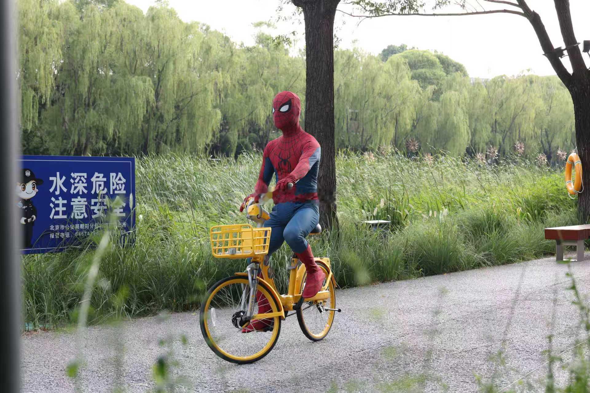 蜘蛛侠骑单车下班高强度互动结束，蜘蛛侠骑共享单车下班，妥妥当代打工人写照。7月2