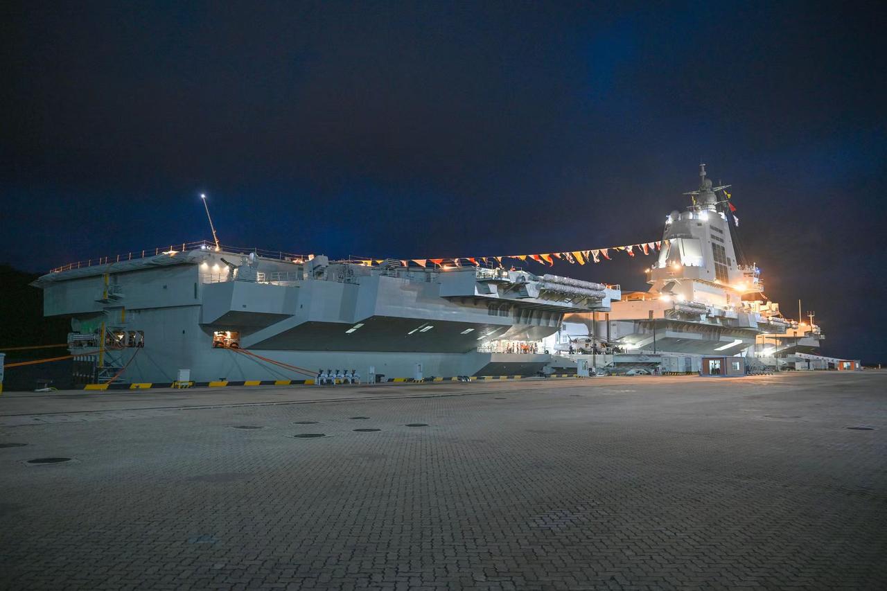 夜幕下的“福建”号航空母舰，能看到歼-35战斗机和空警-600预警机已经归为到停